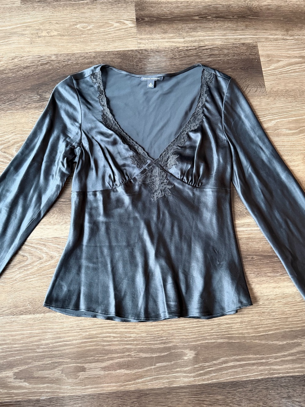 100%  silk Banana Republic Lace Trim Black V-Neck Women’s Top size medium